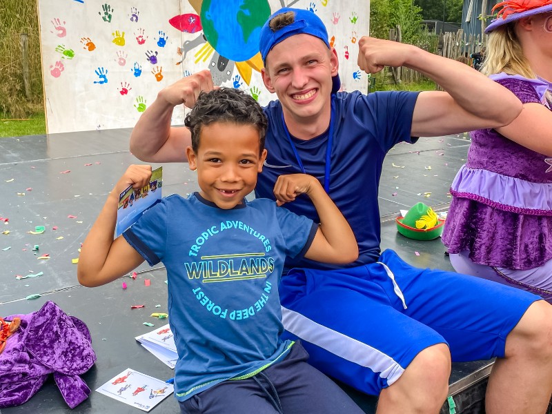 De oudste zoon van Soraya tijdens de animatie op vakantiepark terSpegelt