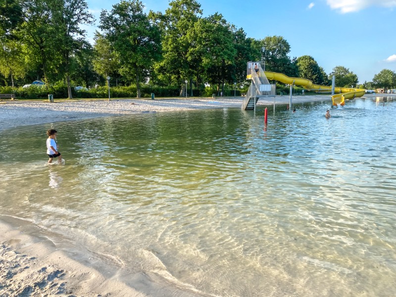 De jongste zoon van nSoraya speelt lekker in het water aan het recreatiemeer bij TerSpegelt