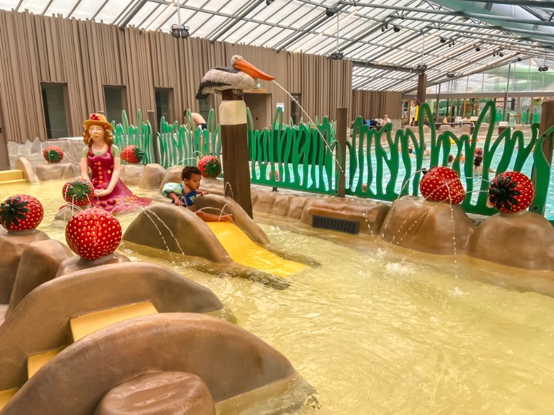 De jongste zoon van Soraya speelt in het kinderbadje van het binnenzwembad.