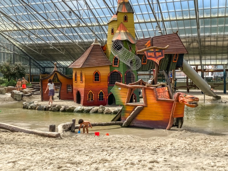 Weer of geen weer, op het Sterrenstrand van TerSpegelt kun je altijd lekker spelen!