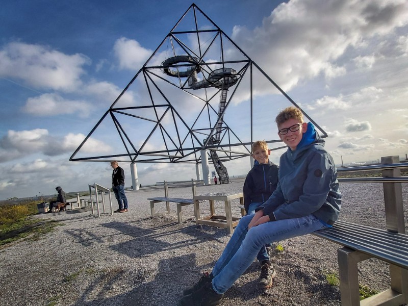 Zeb en Tycho bij de Tetraeder uitkijktoren