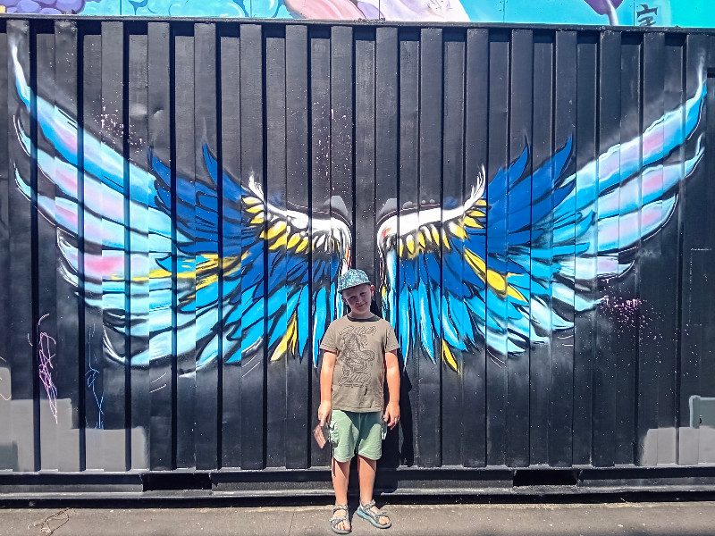 We bekijken de kunstwerken op de Teufelsberg