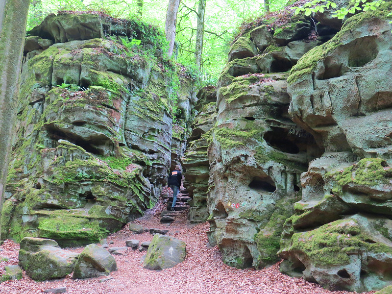 Wandelen tussen rotsblokken in de Teufelsschlucht