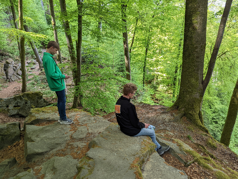 Zeb en Tycho nemen even pauze op een rots