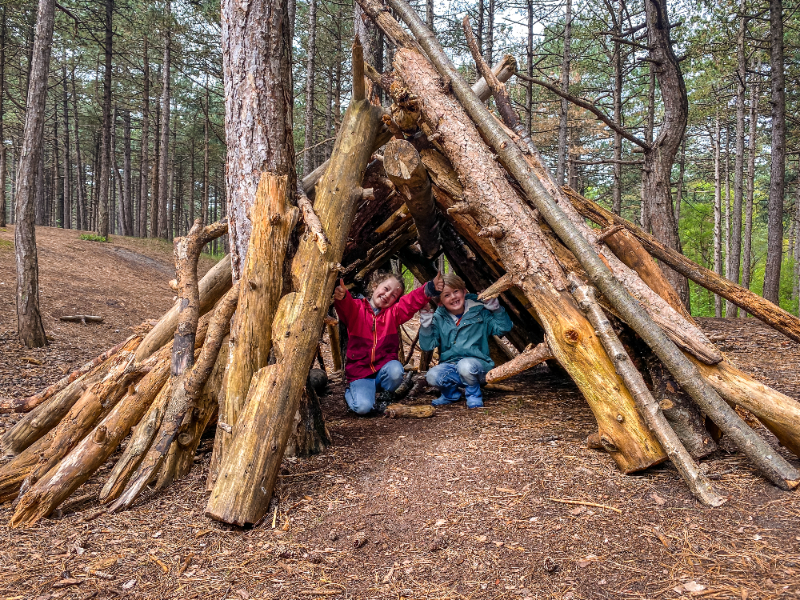 Kinderen van Elisabeth in het bos de Dennen op Texel, aan de Zuid kust