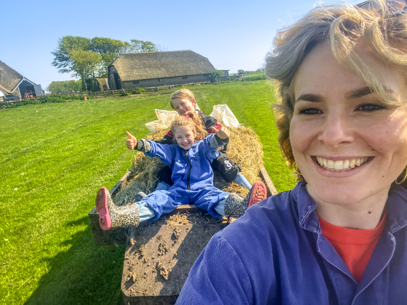 Mee in de kar om de schapen achter uit de wei te halen. De kinderen hebben de grootste lol!