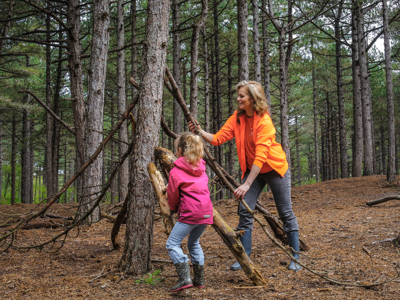 Hutten bouwen bij een van de bosspeelplaatsen op Texel