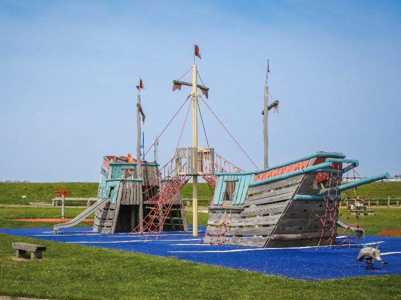 Grote piratenboot in de speeltuin bij Oudeschild op Texel