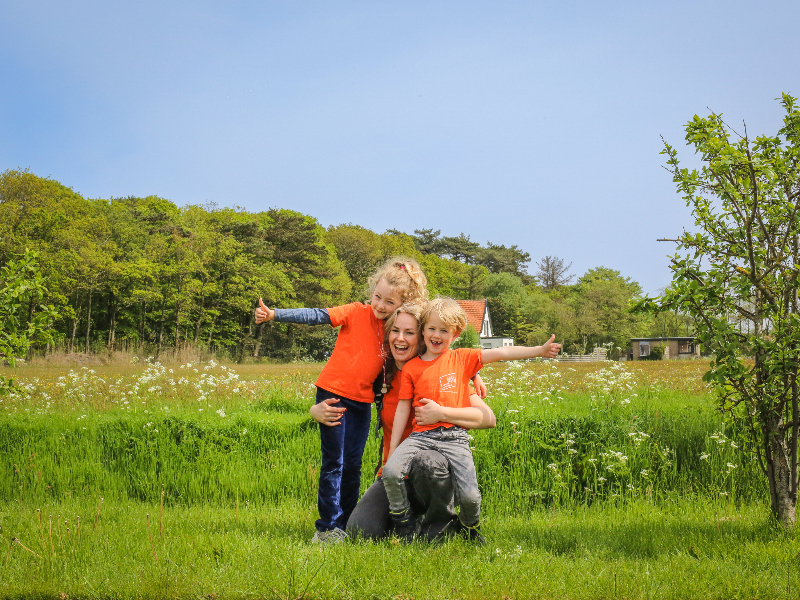 Het polderlandschap van Texel met op de achtergrond het Nationaal Park Texelse Duinen en het Dennenbos