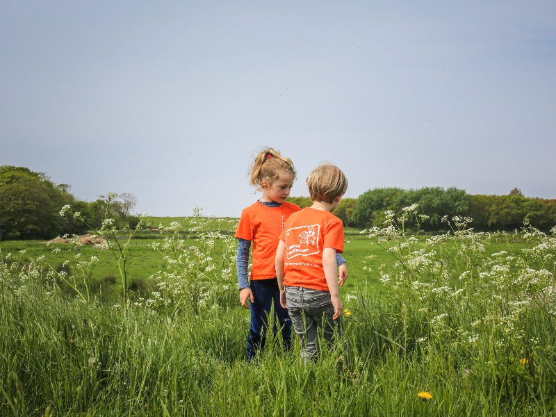 Kinderen wandelen door het Texelse boerenlandschap