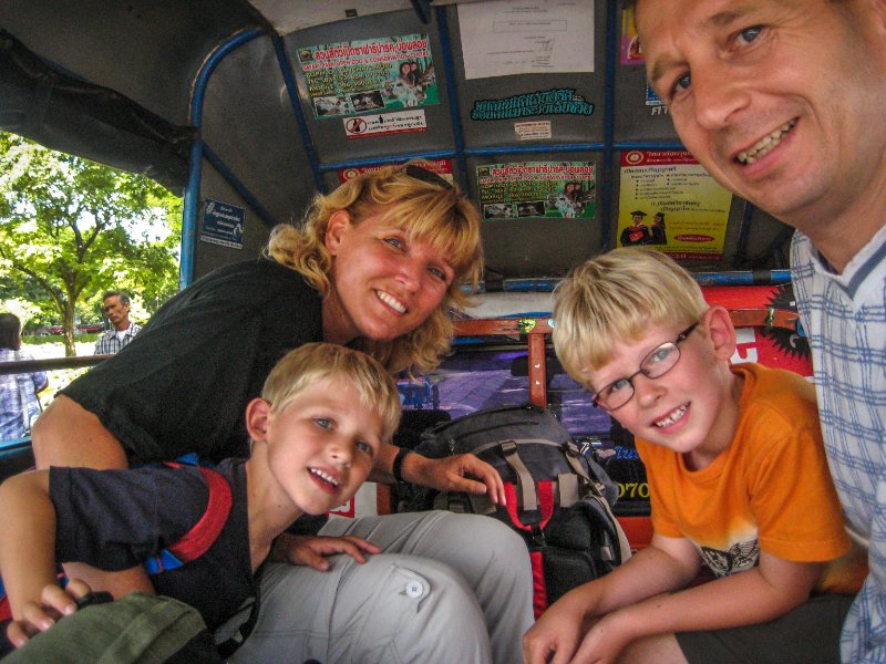 Met de kids in de Tuc Tuc gaat nooit vervelen en is overal in Thailand leuk