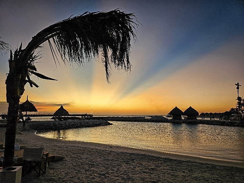 Zonsondergang vanaf het strand van The Rif Curacao