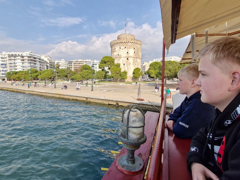 De Witte Toren vanaf de rondvaartboot bezien