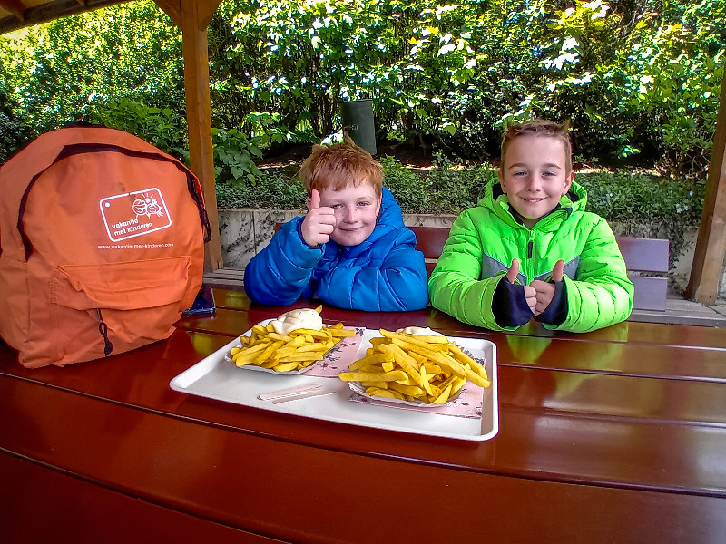 Na een drukke dag is het goed frietjes eten!