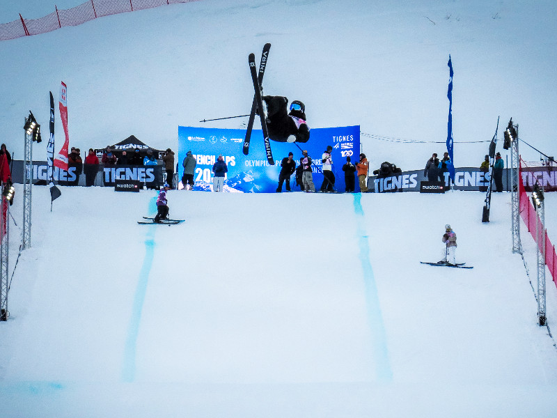 Mooie sprong tijdens de Tignes FIS Big Air World Cup