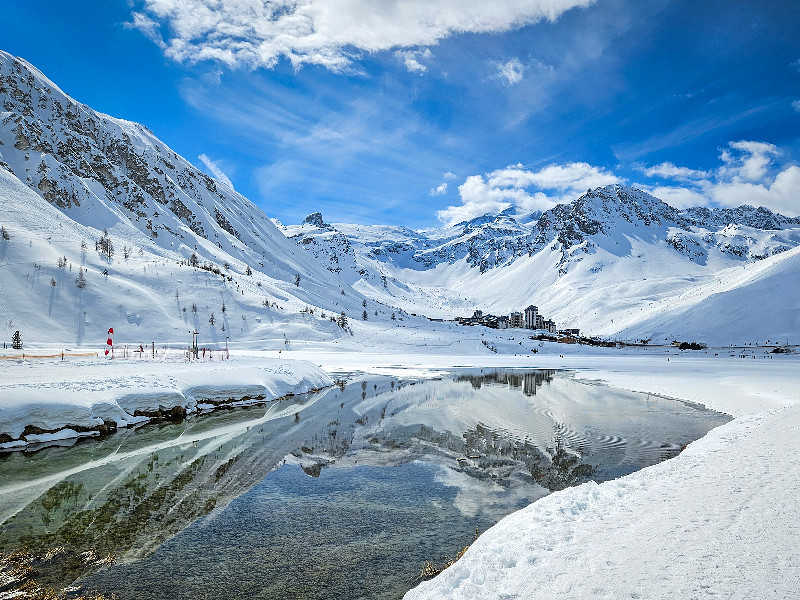 Tignes Val Claret en de bergen weerspiegeld in het meer
