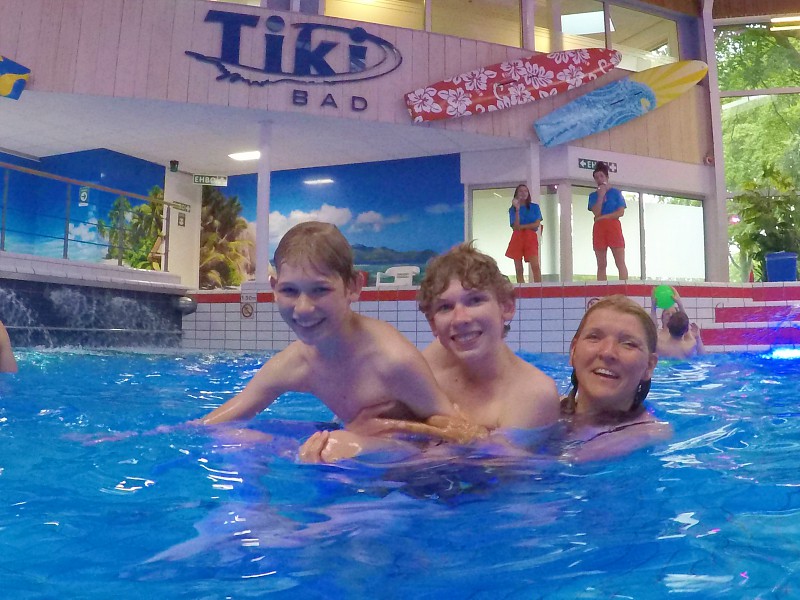 Met Zeb en Tycho in het Tikibad