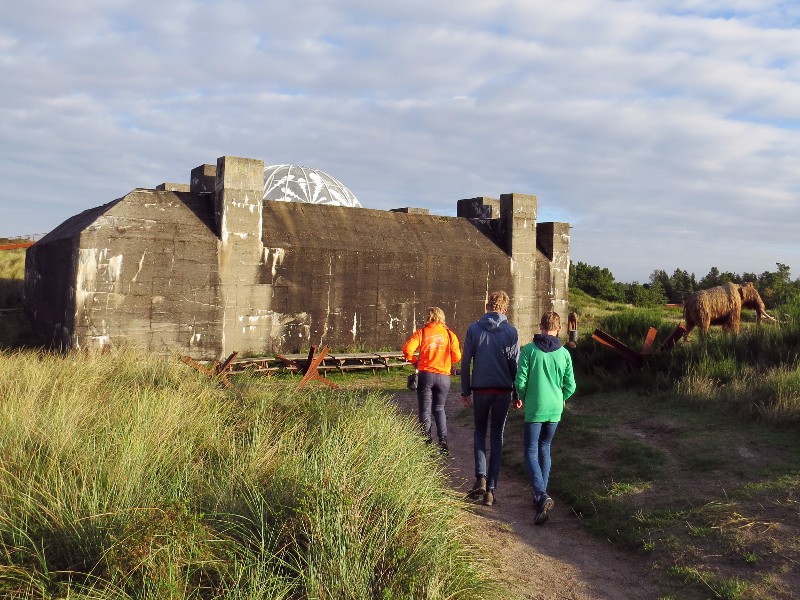 We wandelen naar de Tirpitz bunker in de duinen