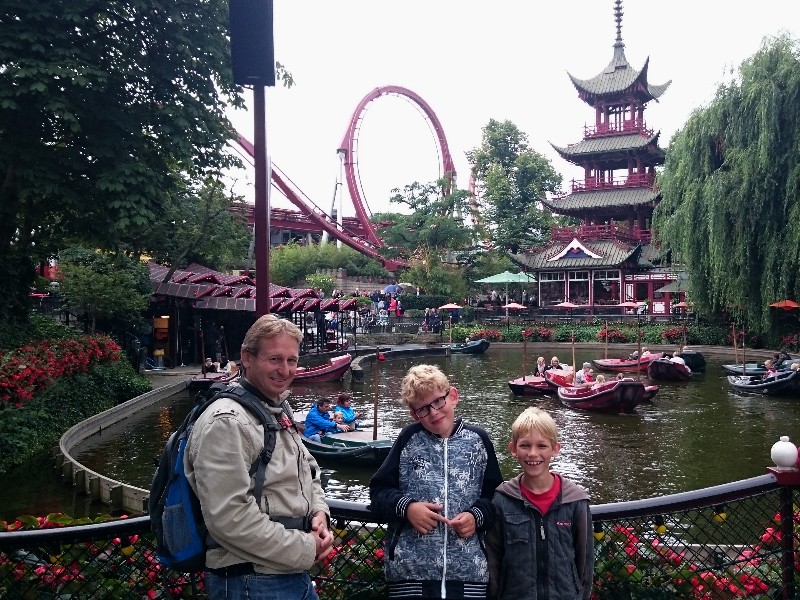 Patrick, Zeb en Tycho in Tivoli Park, Kopenhagen