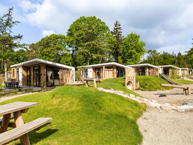 Mooie vakantiehuisjes ind e natuur, hier aan een speeltuintje gelegen in Bospark Ede, op de Veluwe