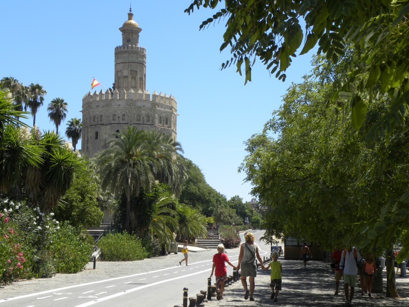 Wandelen langs de rivier met uitzicht op de Torre del Oro