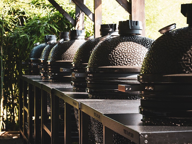 Kokkerellen in de compleet uitgeruste buitenkeuken inclusief kamado barbecues!