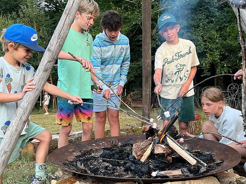 Marshmellows roosteren boven het kampvuur hoort er natuurlijk ook bij!