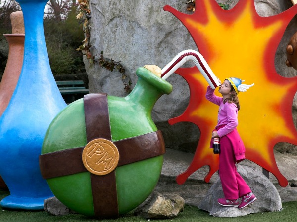 Slurpen van de toverdrank in Parc Asterix in Noord Frankrijk