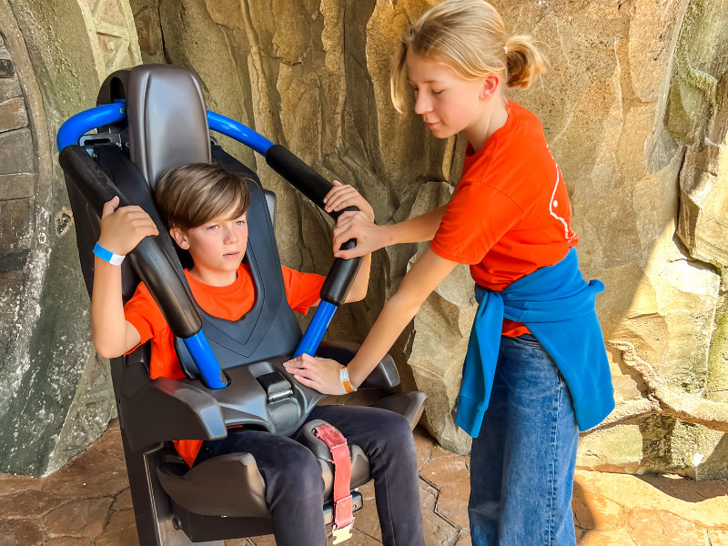 Even passen of Duuk in de achtbaan kan