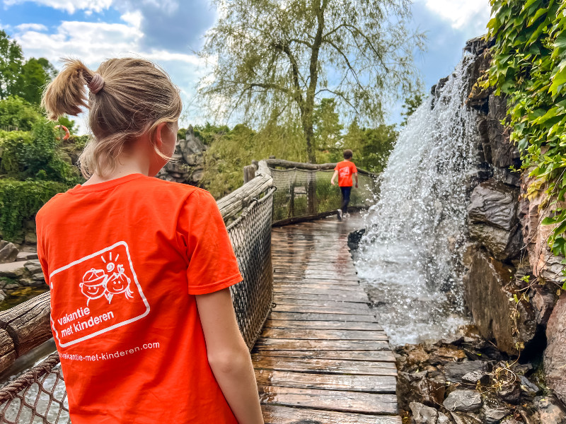 Lara bij de waterval