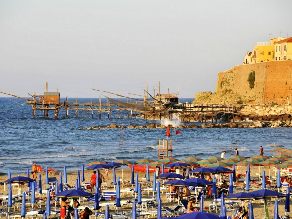 Trabocchi vissershutjes aan de kust van Abruzzo