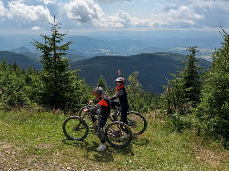 Downhill mountainbiken bij Trail Park Klinovec is een stoere activiteit voor kinderen vanaf 6 jaar. Downhill mountainbiken bij Trail Park Klinovec is een stoere activiteit voor kinderen vanaf 6 jaar.
