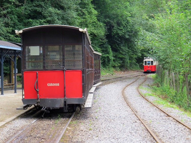 De tram van het stadje naar de grotten van Han