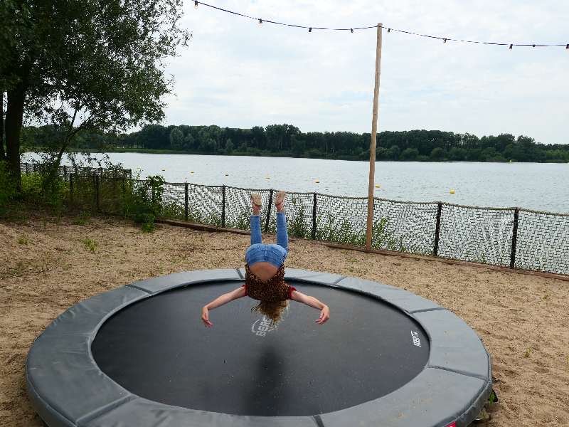 Tot grote vreugde van Sanne staan er ook buiten trampolines