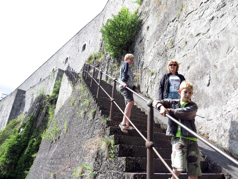 Met de trap naar beneden, en later met de kabelbaan weer omhoog