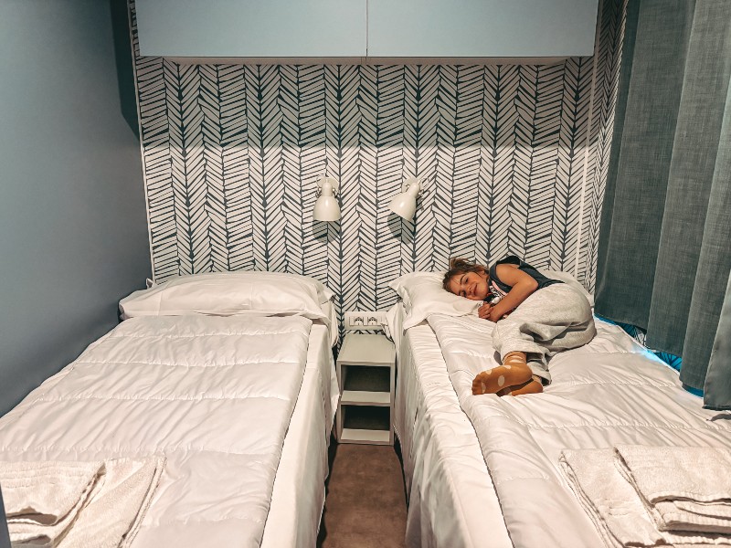 Bobbie ligt lekker op haar bed in de Next prestige xxl