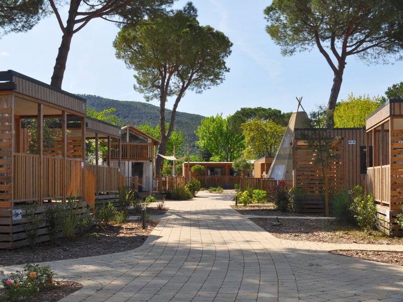 Straatje met verschillende glamping accommodaties bij Trasimeno Glamping Resort