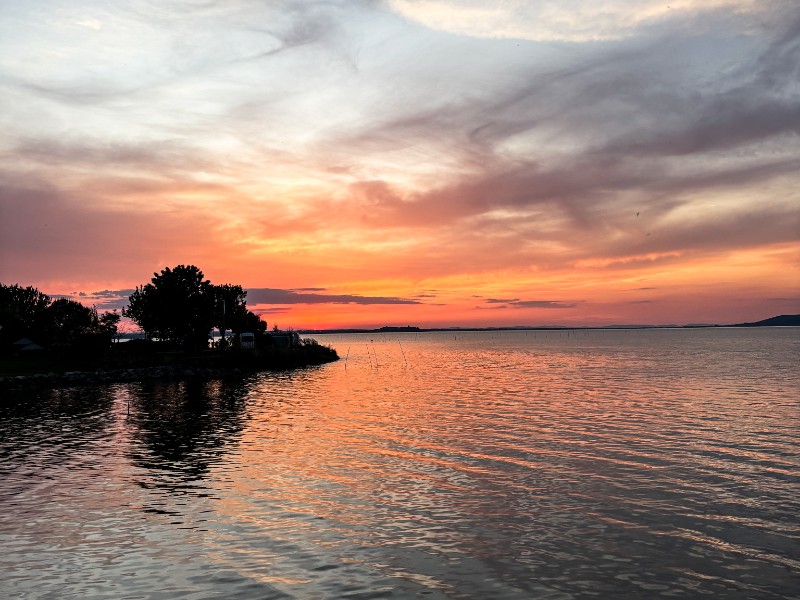 Het trasimenomeer wanneer de zon ondergaat