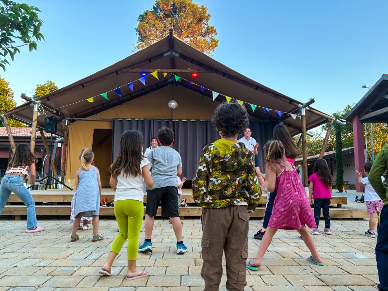 Bobbie danst bij de minidisco