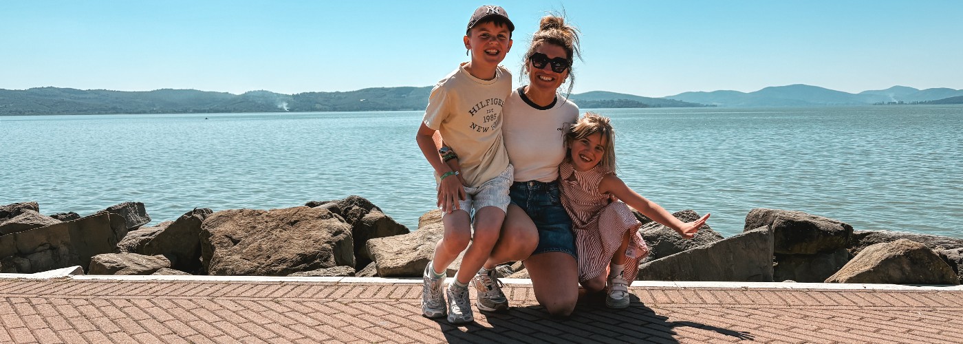 Simone met Bobbie en Seppe bij het Trasimenomeer