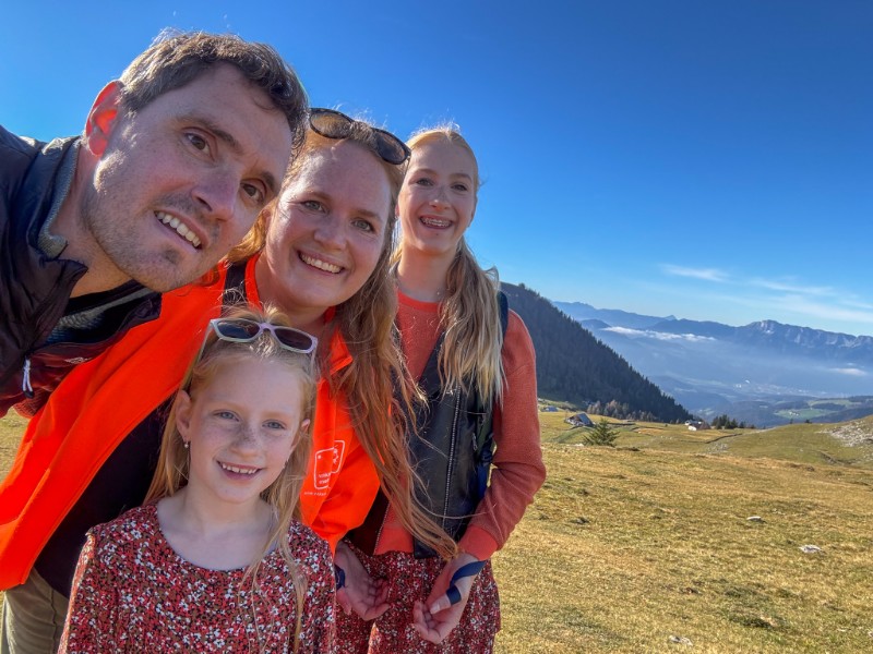 Het hele gezin van Marieke tijdens een wandeling bij de Trattberg in Tennengau