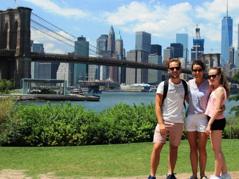 gezin voor de Brooklyn bridge