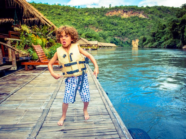 Jongen bij het drijvend hotel Jongen bij het drijvend hotel
