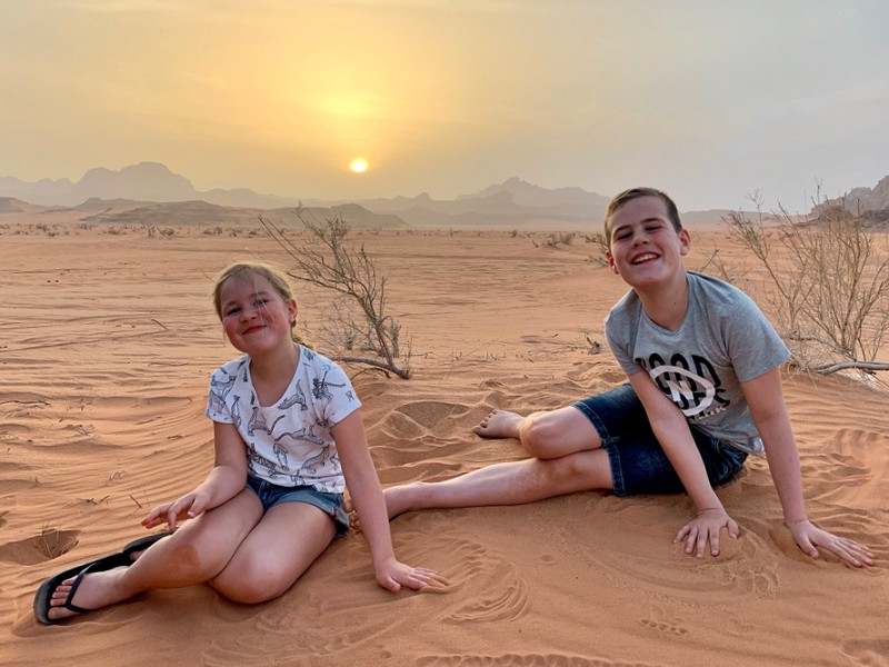 Kids in de woestijn van Wadi Rum bij zonsondergang