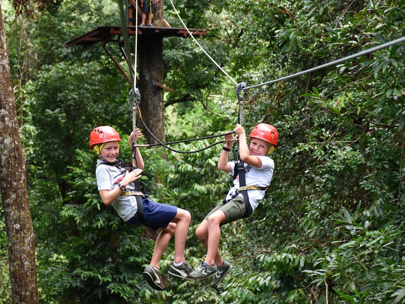 Zipline door de jungle in Maleisië