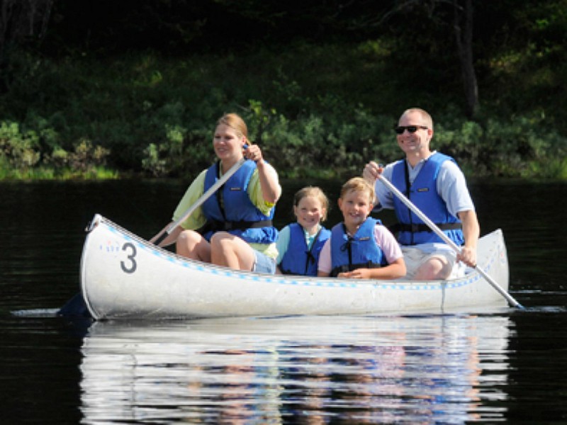 Met het gezin kanoën in Zweden
