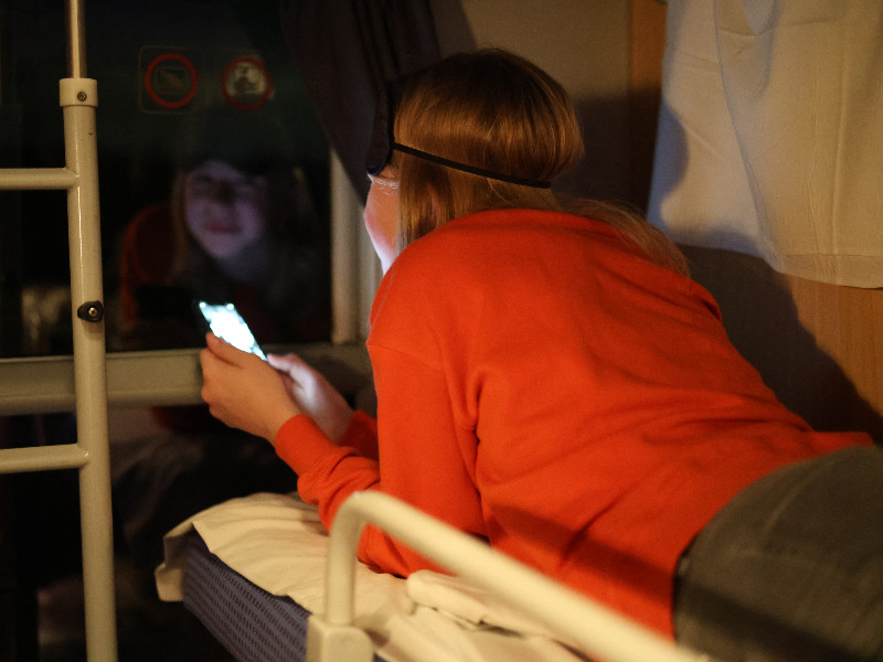 Vanuit je bedje kan je lekker naar buiten kijken en spelletjes doen op je telefoon...