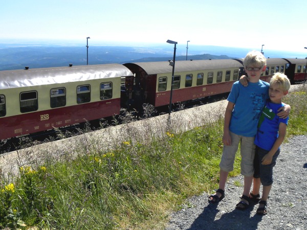 Zeb en Tycho bij de trein in de Harz