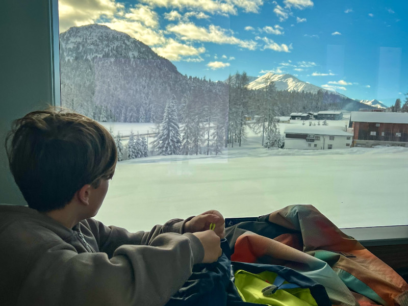 Genieten van het uitzicht uit de trein