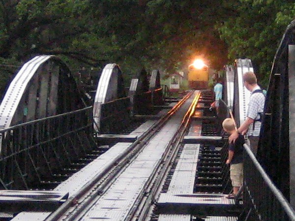 Daar komt de trein over de brug van de rivier Kwai